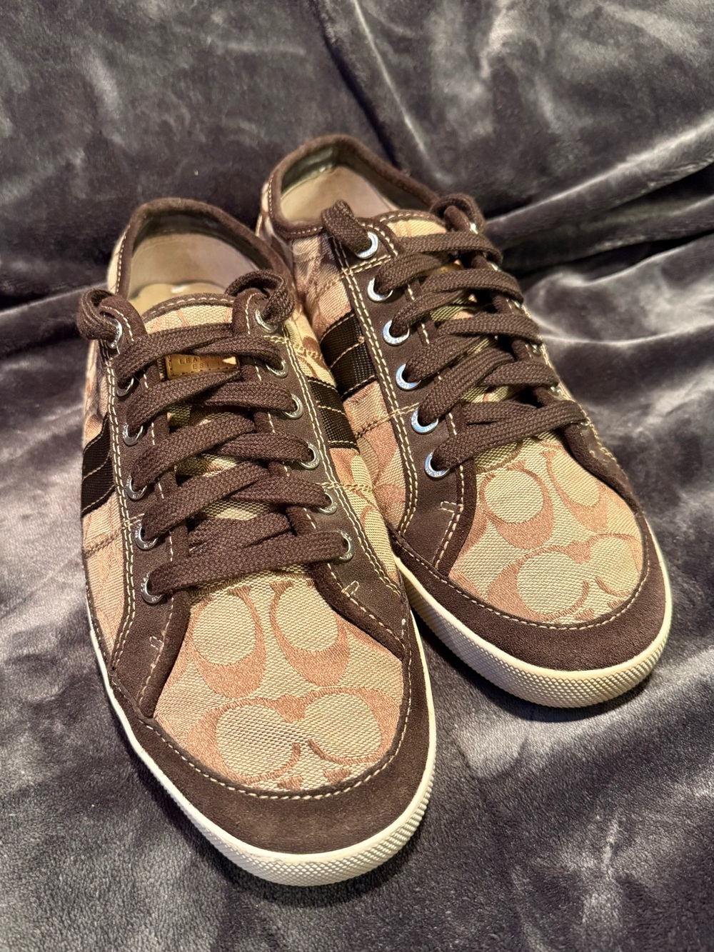 Coach Beige Logo Canvas Close-Up - Picture 2 of 4